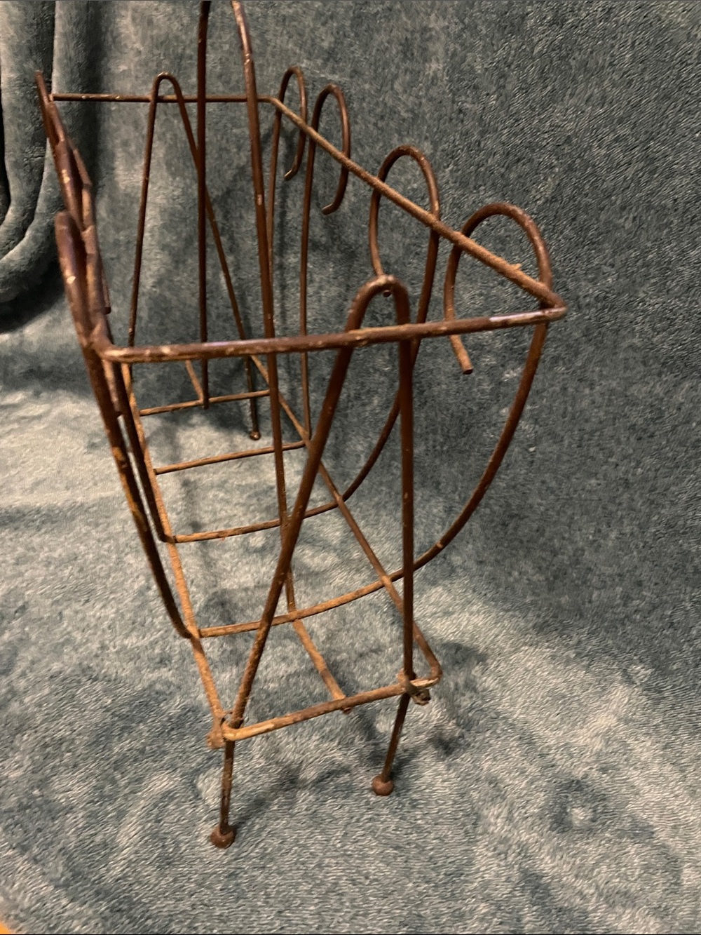 Vintage Style Wire Magazine Rack - Rust Finish - Picture 4 of 5
